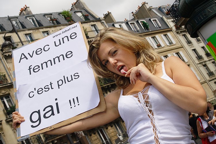 http://benemie.fr/photos/reportages/gaypride2008/08.06.28%20-%201794%20-%20GayPride%202008.jpg